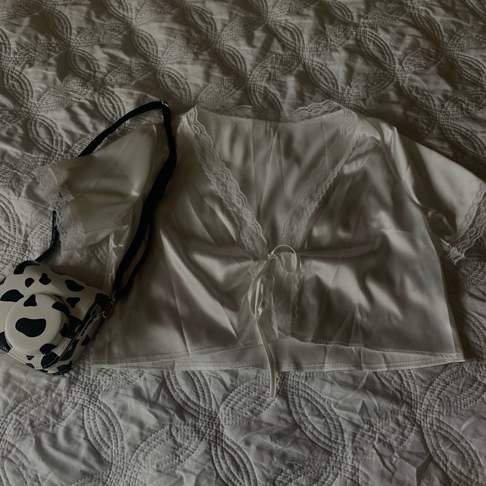 White silky top 🤍✨